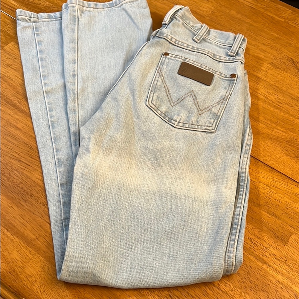 Wrangler Women’s Jeans. Light wash distressed look. Pre loved condition. 7x36